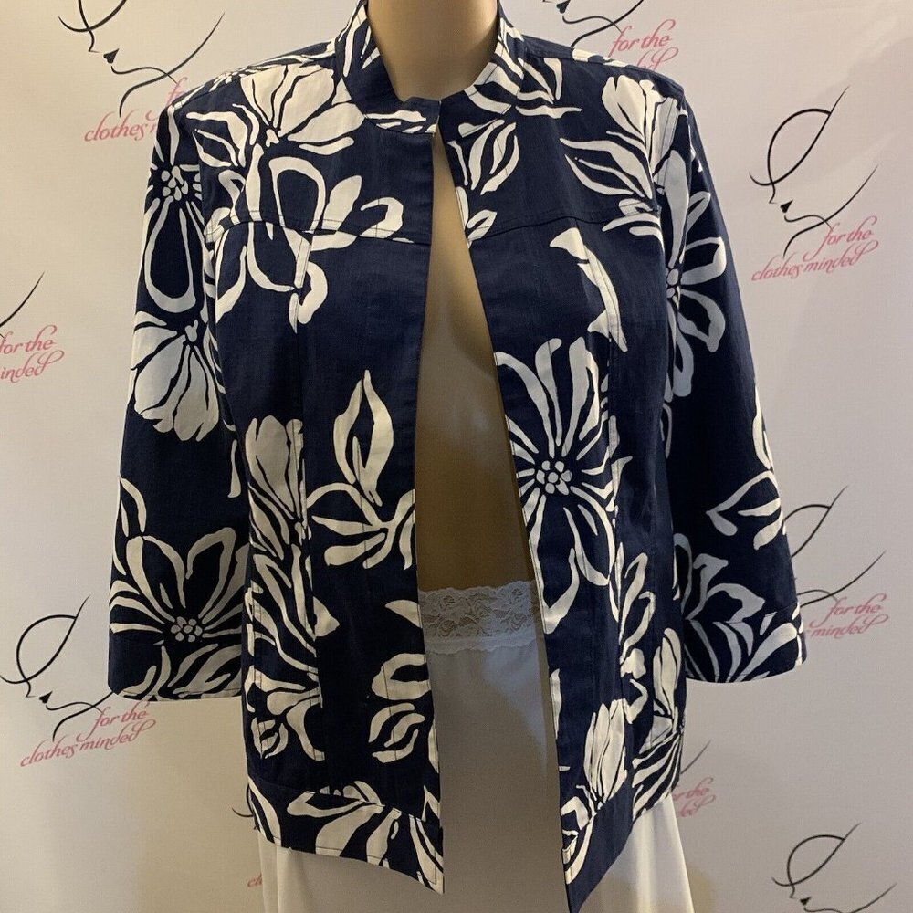 Chico's. Size 1 - Small. Open front jacket. 3/4 Sleeve. Button Cuff. B92.